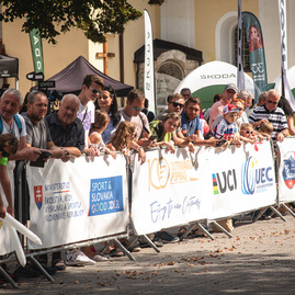 Zväčšiť fotografiu - Hviezdy dorazili do cieľa v púchove - TSK_okolo SR PU_mini-2